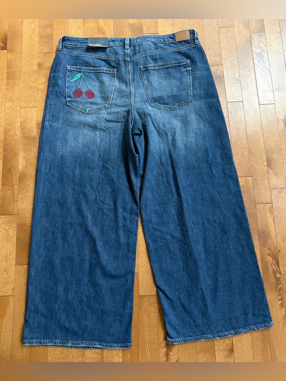 American Eagle Super High-Rise
Dreamy Drape Baggy Wide Leg Jeans - Size 20 Reg
